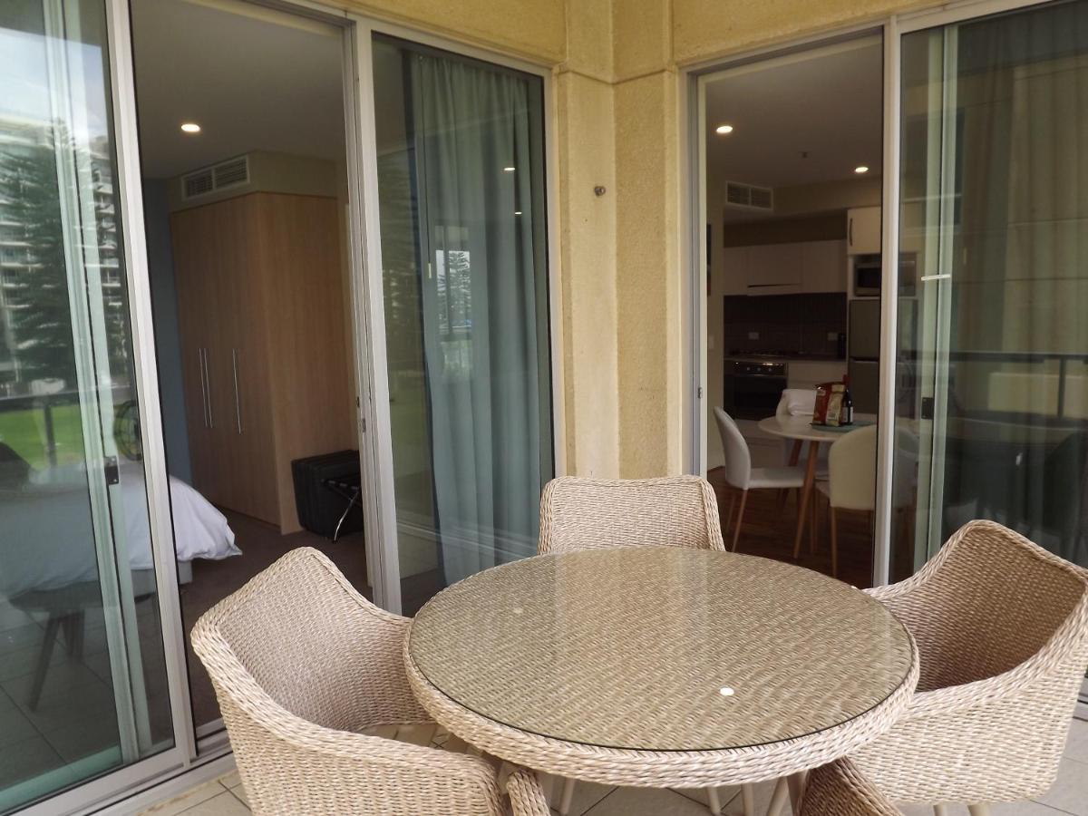 Beachside Luxury Apartments One & Two Bedroom In Beachfront Oaks Pier Building Glenelg Dış mekan fotoğraf
