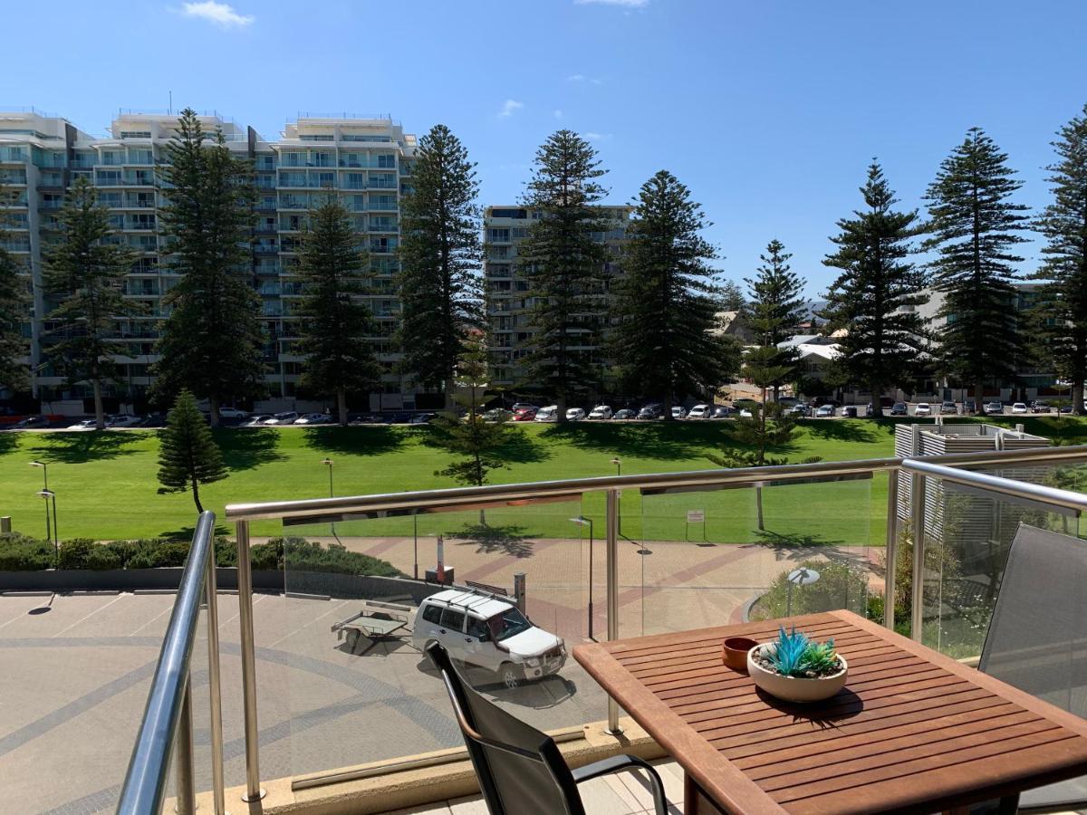 Beachside Luxury Apartments One & Two Bedroom In Beachfront Oaks Pier Building Glenelg Dış mekan fotoğraf
