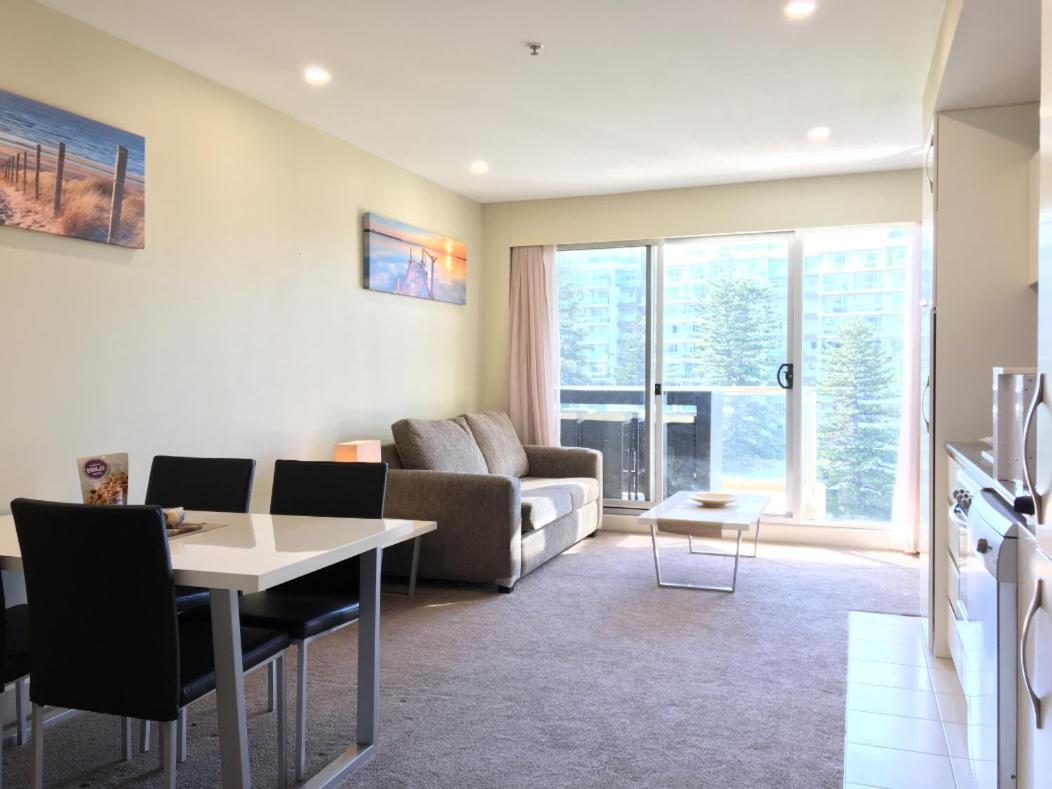 Beachside Luxury Apartments One & Two Bedroom In Beachfront Oaks Pier Building Glenelg Dış mekan fotoğraf
