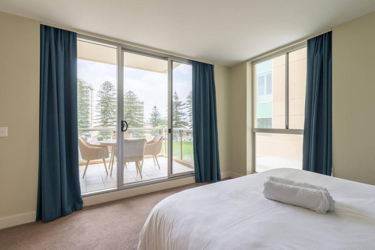 Beachside Luxury Apartments One & Two Bedroom In Beachfront Oaks Pier Building Glenelg Dış mekan fotoğraf