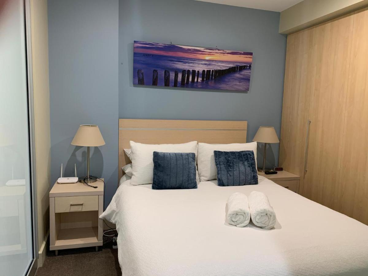 Beachside Luxury Apartments One & Two Bedroom In Beachfront Oaks Pier Building Glenelg Dış mekan fotoğraf