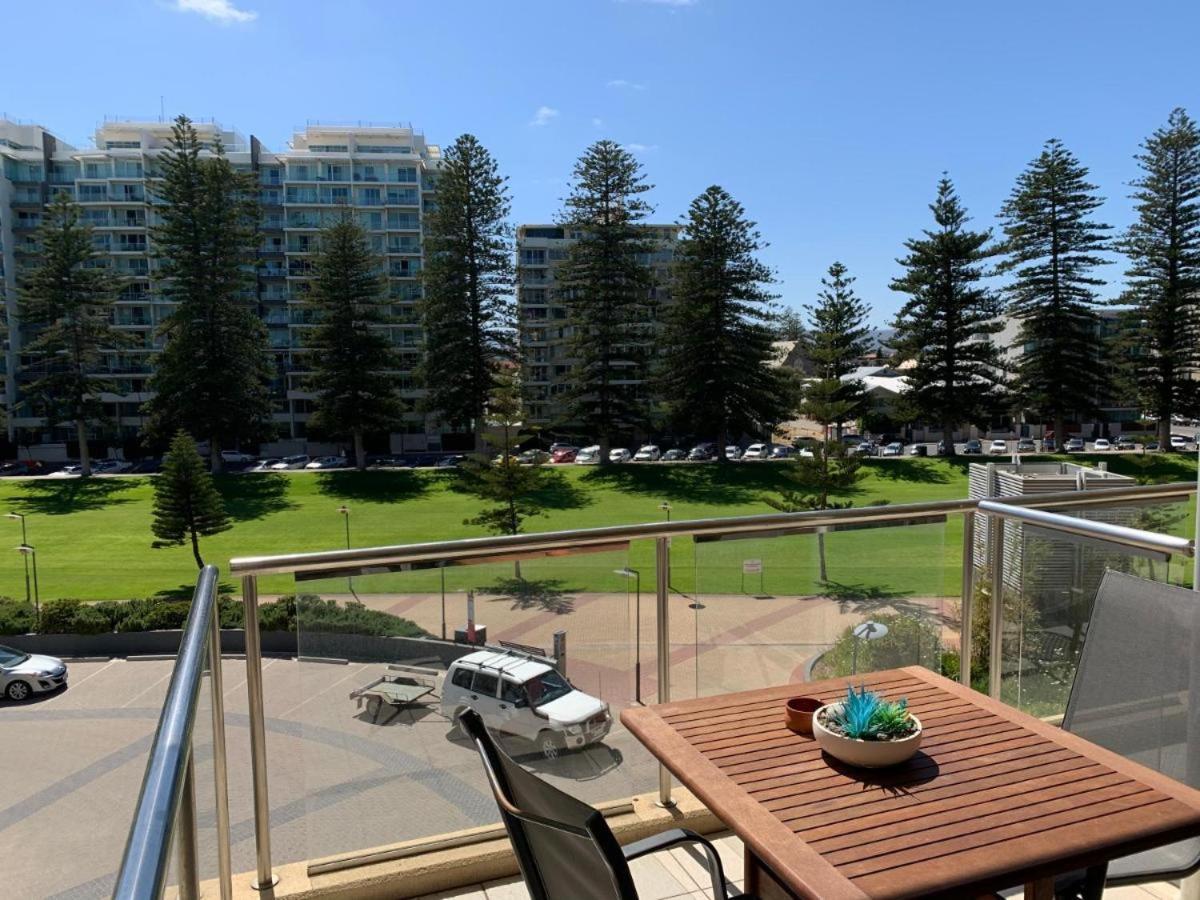 Beachside Luxury Apartments One & Two Bedroom In Beachfront Oaks Pier Building Glenelg Dış mekan fotoğraf