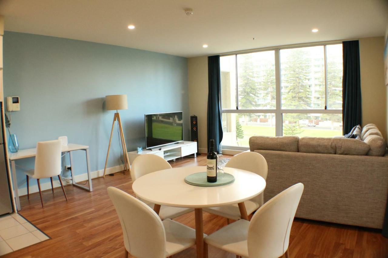 Beachside Luxury Apartments One & Two Bedroom In Beachfront Oaks Pier Building Glenelg Dış mekan fotoğraf